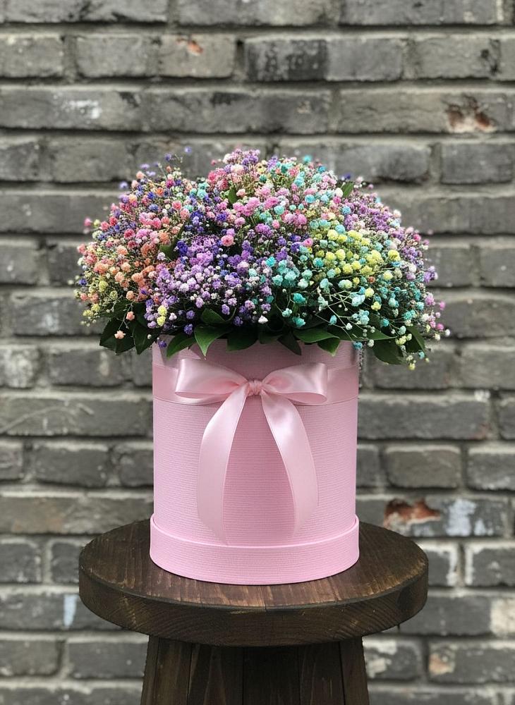 Цветочная композиция из Гипсофила и Розы в шляпной коробке в Середейском