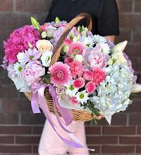 Цветочная композиция из Розы, Хризантемы, Пионы и Лизиантусы в корзине в Середейском