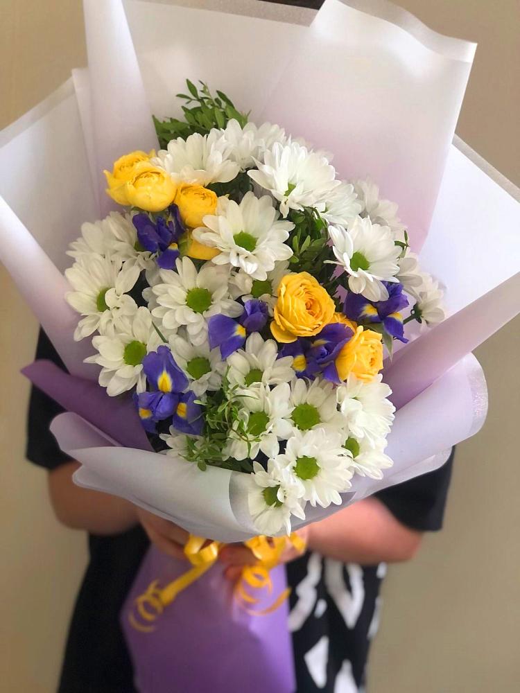 Букет цветов из: Ирисы, Хризантемы и Розы в Середейском