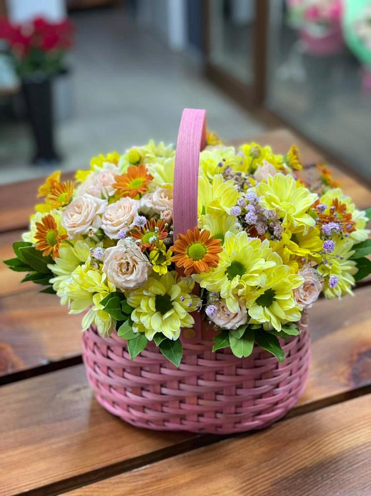 Цветочная композиция из Хризантемы и Розы в корзине в Середейском