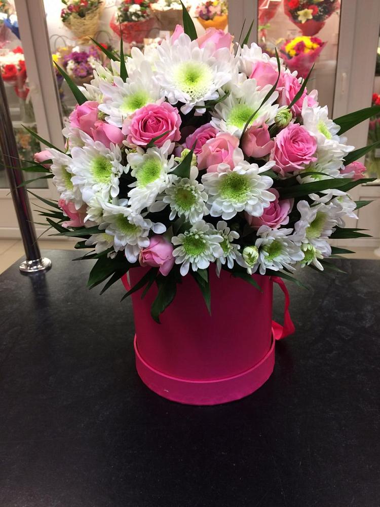 Цветочная композиция из Розы и Хризантемы в шляпной коробке в Середейском