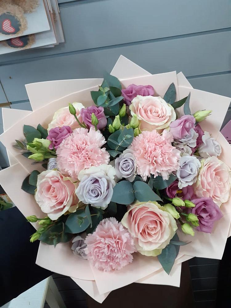 Букет цветов из: Розы, Гвоздики и Лизиантусы в Середейском